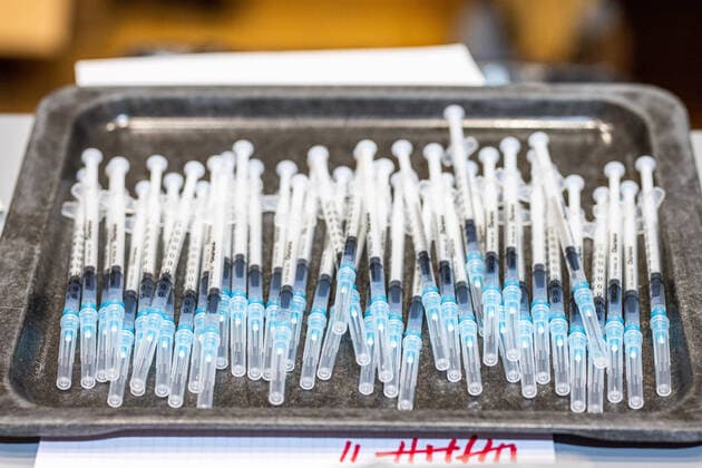 Schwaz 11.03.2021, Schwaz, AUT, Coronavirus in Österreich, Beginn Impfaktion Bezirk Schwaz, ab heute stehen 100.000 zusätzliche Impfdosen des Impfstoffs von BioNTech Pfizer zur Bekämpfung der Coronavirus-Pandemie zur Verfügung, im Bild mehrere Einwegspritzen gefüllt mit je einer Dosis Pfizer Biontech Impfstoff liegen auf einem Tablett several disposable syringes each filled with one dose of Pfizer Biontech vaccine are placed on a tray during the start of the vaccination campaign in the Schwaz district. Starting today, 100,000 additional doses of BioNTech Pfizer s vaccine are available to fight the coronavirus pandemic. Schwaz, Austria on 2021 03 11.