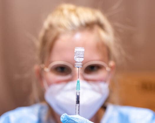 Schwaz 11.03.2021, Schwaz, AUT, Coronavirus in Österreich, Beginn Impfaktion Bezirk Schwaz, ab heute stehen 100.000 zusätzliche Impfdosen des Impfstoffs von BioNTech Pfizer zur Bekämpfung der Coronavirus-Pandemie zur Verfügung, im Bild Mitarbeiterin beim Aufziehen einer Spritze Employee drawing up a vaccination syringe during the start of the vaccination campaign in the Schwaz district. Starting today, 100,000 additional doses of BioNTech Pfizer s vaccine are available to fight the coronavirus pandemic. Schwaz, Austria on 2021 03 11.