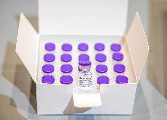 Schwaz 11.03.2021, Schwaz, AUT, Coronavirus in Österreich, Beginn Impfaktion Bezirk Schwaz, ab heute stehen 100.000 zusätzliche Impfdosen des Impfstoffs von BioNTech Pfizer zur Bekämpfung der Coronavirus-Pandemie zur Verfügung, im Bild Packung gefüllt mit 20 Ampullen Pfizer Biontech Impfstoff Pack filled with 20 ampoules Pfizer Biontech vaccine during the start of the vaccination campaign in the Schwaz district. Starting today, 100,000 additional doses of BioNTech Pfizer s vaccine are available to fight the coronavirus pandemic. Schwaz, Austria on 2021 03 11.