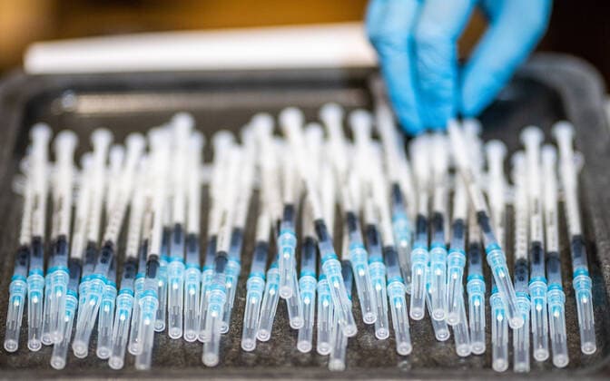 Schwaz 11.03.2021, Schwaz, AUT, Coronavirus in Österreich, Beginn Impfaktion Bezirk Schwaz, ab heute stehen 100.000 zusätzliche Impfdosen des Impfstoffs von BioNTech Pfizer zur Bekämpfung der Coronavirus-Pandemie zur Verfügung, im Bild mehrere Einwegspritzen gefüllt mit je einer Dosis Pfizer Biontech Impfstoff liegen auf einem Tablett several disposable syringes each filled with one dose of Pfizer Biontech vaccine are placed on a tray during the start of the vaccination campaign in the Schwaz district. Starting today, 100,000 additional doses of BioNTech Pfizer s vaccine are available to fight the coronavirus pandemic. Schwaz, Austria on 2021 03 11.