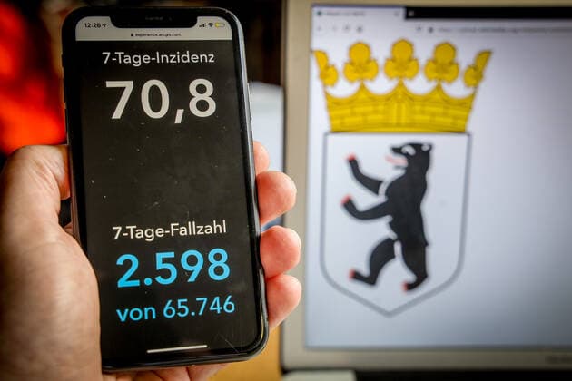 Coronavirus in Deutschland - Covid-19-Dashboard des Robert Koch-Institut DEU, Deutschland, Berlin, 14.03.2021: Die 7-Tage-Inzidenz für das Bundesland (Fälle letzte 7 Tage 100.000 EW) wird auf einem iPhone angezeigt, im Hintergrund das Landeswappen
