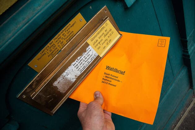 Kommunalwahl Hessen 2021 Wenige Stunden vor Abgabeschluss geben noch viele Wähler ihre Briefwahlunterlagen auf dem Rathaus Kassel persönlich ab, bis 18 Uhr können die letzten Briefwahlunterlagen im Briefkasten des Rathauses eingeworfen werden, 14. März 2021, Kassel Hessen Deutschland, Copyright: xSocher xEibner-Pressefotox EP_kso