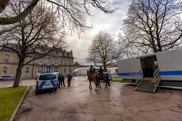 Stuttgart Themenbilder: Landtag von Baden-Wuerttemberg, Stuttgart, 14.03.2021, Themenbilder: Landtag von Baden-Wuerttemberg, Stuttgart, Polizei auf dem Stuttgarter Schlossplatz, ARD und ZDF Studio, 14.03.2021, Copyright: xEIBNER DROFITSCHx EP_ddh