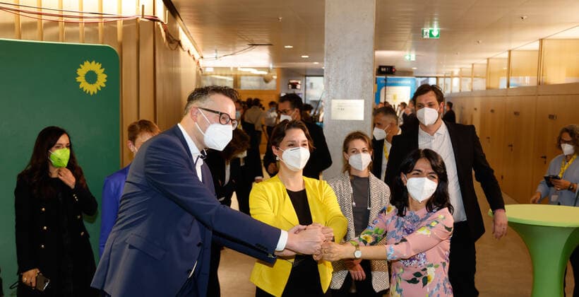 News Bilder des Tages LTWBW21. Landtagswahl Baden-Württemberg. Die Grünen in Feierlaune. Von links Andreas SCHWARZ (MdL, Fraktionsvorsitzender), Sandra Detzer (Parteivorsitzende) und Muhterem ARAS (MdL, Grüne, Landtagspräsidentin). Deutschland, Baden-Württemberg, Stuttgart, 14.03.2021.