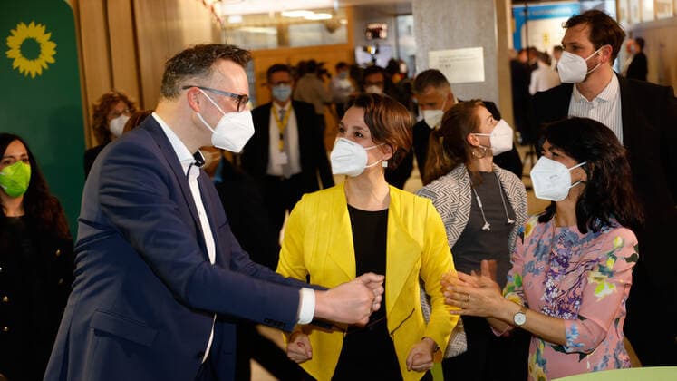 LTWBW21. Landtagswahl Baden-Württemberg. Die Grünen in Feierlaune. Von links Andreas SCHWARZ (MdL, Fraktionsvorsitzender), Sandra Detzer (Parteivorsitzende) und Muhterem ARAS (MdL, Grüne, Landtagspräsidentin). Deutschland, Baden-Württemberg, Stuttgart, 14.03.2021.