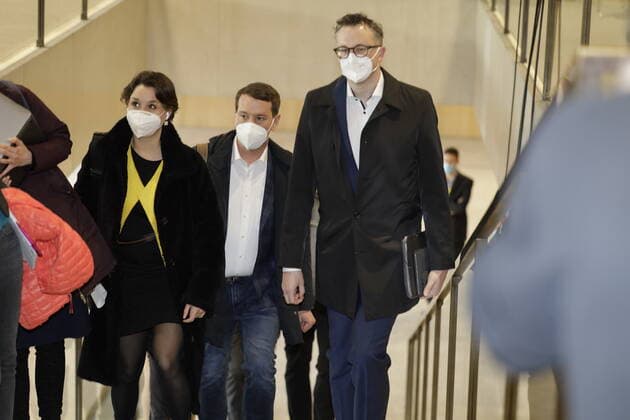 LTWBW21. Landtagswahl Baden-Württemberg. Die Grünen in Feierlaune. Von rechts Andreas SCHWARZ (MdL, Fraktionsvorsitzender), Oliver Hildenbrand und Sandra Detzer (Parteivorsitzende). Deutschland, Baden-Württemberg, Stuttgart, 14.03.2021.
