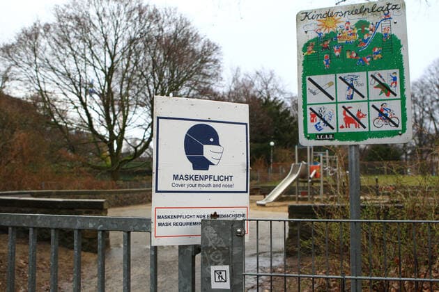 Am Eingangstor eines Spielplatzes in Hamburg steckt ein abgerissenes Schild, das auf die Maskenpflicht für Eltern auf Spielplätzen hinweist. Rund zwei Wochen nach der Anbringung der Schilder sind viele davon abgerissen oder beschmiert worden. Barmbek Hamburg