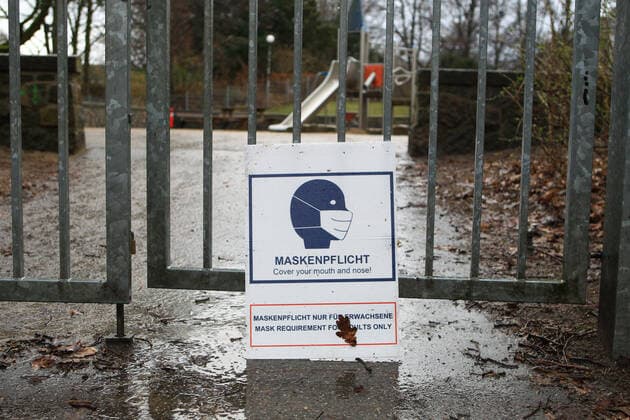 Am Eingangstor eines Spielplatzes in Hamburg steht ein abgerissenes Schild, das auf die Maskenpflicht für Eltern auf Spielplätzen hinweist. Rund zwei Wochen nach der Anbringung der Schilder sind viele davon abgerissen oder beschmiert worden. Barmbek Hamburg