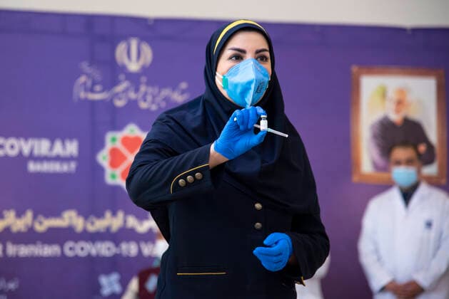 Iran: COVID-19 vaccine starts clinical trial An Iranian medical Staff, shows the Iranian Barakat COVID-19 vaccine to the Media. Tehran Tehran Iran Copyright: SobhanxFarajvan