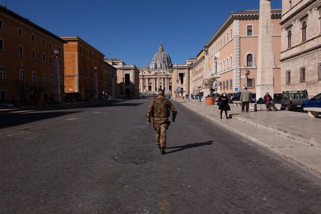 Italy: First day of Red Zone in Rome View of St. Peter s Square from Via della Conciliazione on first day with the restrictions of red zone for the fight against the Covid-19 pandemic Rome Italy Copyright: MatteoxNardone