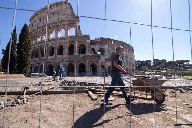 Rome: Colosseum on first day of Red Zone Workers at work in front of Colosseum on the first day with red zone restrictions to combat the Covid-19 pandemic Rome Italy Copyright: MatteoxNardone