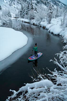 IMAGO Creative: Alternativer Wintersport IMAGO Creative: Wintersport, Urlaub Woman paddleboarding on river during winter Aspen, CO, United States CR_BRHU210312A-678594-01 ,model released, Symbolfoto
