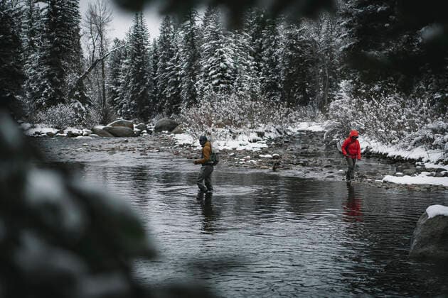 IMAGO Creative: Alternativer Wintersport Man and woman walking in river while fly fishing in winter during vacation Aspen, CO, United States CR_BRHU210312A-678738-01 ,model released, Symbolfoto