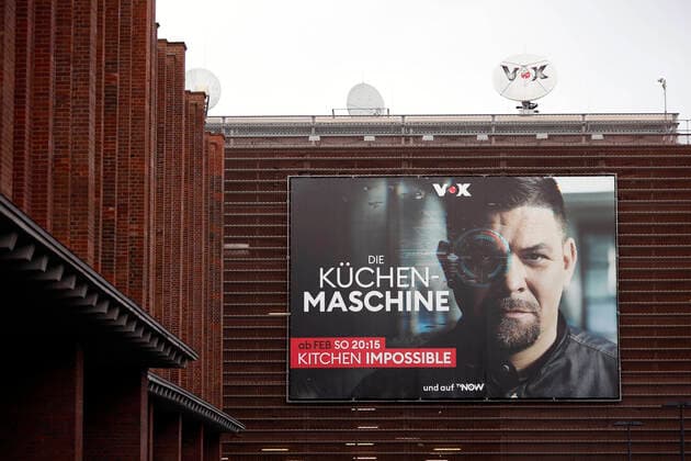 Eine Werbung für die Show Kitchen Impossible mit Starkoch Tim Mälzer im Stile von Terminator auf VOX hängt am Parkhaus neben dem RTL Standort in Köln Deutz. Köln, 13.03.2021