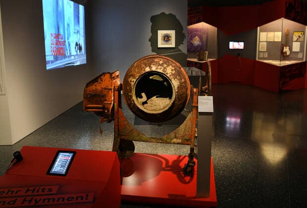 Deutschland, Bonn 15.03.2021 Ausstellung Hits & Hymnen. Klang der Zeitgeschichte im Haus der Geschichte Foto: Die Band Faust benutzt auch Alltagsgegenstände wie einen Zementmischer als Instrumente Ausstellung Hits & Hymnen. Klang der Zeitgeschichte im Haus der Geschichte