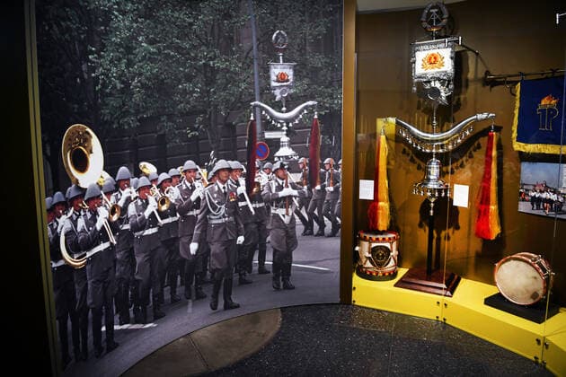 Deutschland, Bonn 15.03.2021 Ausstellung Hits & Hymnen. Klang der Zeitgeschichte im Haus der Geschichte Foto: Mit Schellenbaum und Trommel im Dienst der NVA: Militärmusik ist auch in der DDR ein Staatssymbol Ausstellung Hits & Hymnen. Klang der Zeitgeschichte im Haus der Geschichte