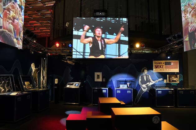 Deutschland, Bonn 15.03.2021 Ausstellung Hits & Hymnen. Klang der Zeitgeschichte im Haus der Geschichte Foto: Das Konzert mit Bruce Springsteen am 19.Juli 1988 beim fuenften FDJ-Rocksommer in Berlin-Weißensee ist das groeßte Open-Air-Konzert der DDR-Geschichte Ausstellung Hits & Hymnen. Klang der Zeitgeschichte im Haus der Geschichte