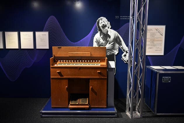 Deutschland, Bonn 15.03.2021 Ausstellung Hits & Hymnen. Klang der Zeitgeschichte im Haus der Geschichte Foto: Auf diesem Harmonium spielt Wolf Biermann am 13.November 1976 in Koeln Ausstellung Hits & Hymnen. Klang der Zeitgeschichte im Haus der Geschichte