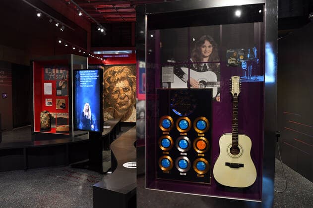 Deutschland, Bonn 15.03.2021 Ausstellung Hits & Hymnen. Klang der Zeitgeschichte im Haus der Geschichte Foto: Deutschland gewann mit Ein bisschen Frieden 1982 zum ersten Mal den Grand Prix Eurovision de la Chanson. Das Lied von Nicole spiegelt die Hoffnung auf Frieden und Verständigung im Zeichen der atomaren Nachrüstungsdebatte Anfang der 1980er Jahre. Ausstellung Hits & Hymnen. Klang der Zeitgeschichte im Haus der Geschichte