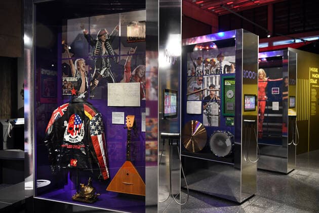 Deutschland, Bonn 15.03.2021 Ausstellung Hits & Hymnen. Klang der Zeitgeschichte im Haus der Geschichte Foto: Lederjacke von Klaus Meine, Leadsänger der Scorpions . Ausstellung Hits & Hymnen. Klang der Zeitgeschichte im Haus der Geschichte