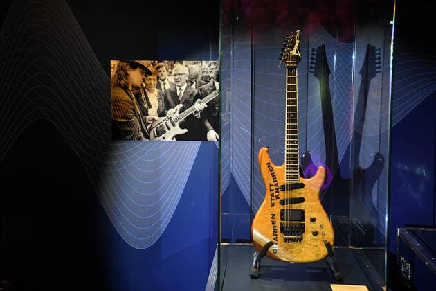 News Bilder des Tages Deutschland, Bonn 15.03.2021 Ausstellung Hits & Hymnen. Klang der Zeitgeschichte im Haus der Geschichte Foto: Die Ibanez-Gitarre von Udo Lindenberg mit der Aufschrift Gitarren statt Knarren, die der Musiker SED-Chef Erich Honecker schenkte Ausstellung Hits & Hymnen. Klang der Zeitgeschichte im Haus der Geschichte