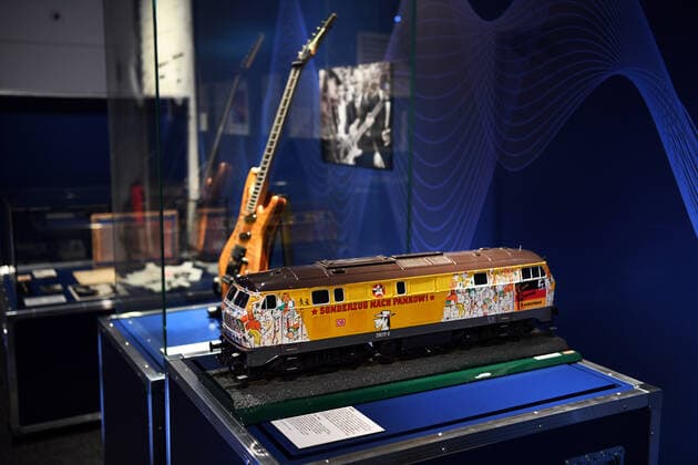 Deutschland, Bonn 15.03.2021 Ausstellung Hits & Hymnen. Klang der Zeitgeschichte im Haus der Geschichte Foto: Ein Modell des Sonderzug nach Pankow von Udo Lindenberg Ausstellung Hits & Hymnen. Klang der Zeitgeschichte im Haus der Geschichte