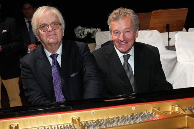 Prof. Justus Franz und Gastgeber Fred Huerst General Manager Hyatt speilen zusammen Klavier beim Benefizkonzert mit anschlie?üendem Dinner zugunsten des Kinder- und Jugendprojekts - TanzZeit - in Berlin. Mit dem Orchester der Philharmonie der Nationen unter Leitung von Prof. Justus Frantz im Grand Hyatt Berlin. *** Prof Justus Franz and host Fred Huerst General Manager Hyatt play the piano together at the benefit concert and dinner for the children and youth project TanzZeit in Berlin With the Orchestra of the Philharmonia of Nations conducted by Prof Justus Frantz at Grand Hyatt Berlin Copyright: xEventpressxHerrmannx