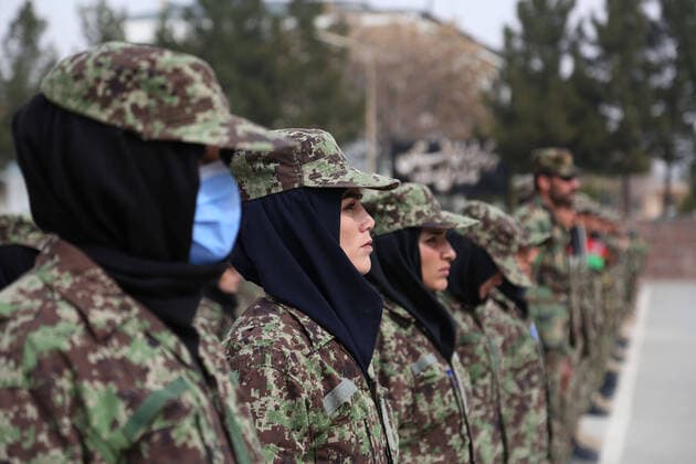 Bilder des Jahres 2021, News 03 März News Themen der Woche KW11 News Bilder des Tages Afghanistan, Vereidigung neuer Soldaten in Kabul (210315) -- KABUL, March 15, 2021 -- Afghan female soldiers take part in their graduation ceremony in Kabul, Afghanistan, March 15, 2021. A total of 1,057 newly graduated soldiers have been commissioned to the Afghan national army here on Monday. (Photo by Xinhua) AFGHANISTAN-KABUL-GRADUATION CEREMONY-ARMY SayedxMominzadah 