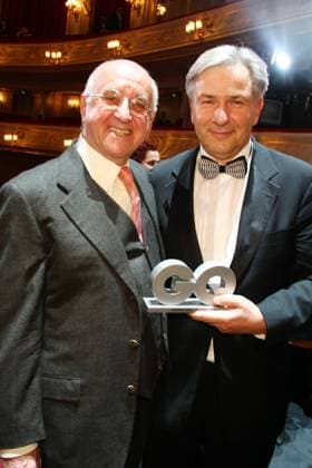 Alfred Biolek und Preistraeger Klaus Wowereit bei der GQ Maenner des Jahres 2011 Award Gala ( Verleihung ) in der Komische Oper Berlin. *** Alfred Biolek and award winner Klaus Wowereit at the GQ Men of the Year 2011 Award Gala at the Komische Oper Berlin Copyright: xEventpressxHerrmannx