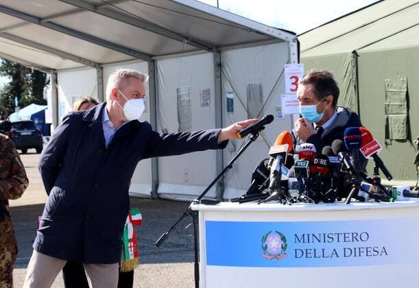 Coronavirus in Italien, Drive In Impfzentrum bei Mailand foto ipp clemente marmorino milano 15 03 2021 emergenza coronavirus covid 19 inaugurazione del primo drive through per tamponi convertito in presidio vaccinale nella foto il ministro della difesa lorenzo guerrini sposta il microfono verso attilio fontana presidente regione lombardia campagna vaccinale drive throu