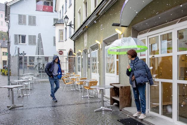 Bludenz 15.03.2021, Cafe Restaurant Dörflinger, Bludenz, AUT, Coronavirus Pandemie, Öffnungsschritte Vorarlberg, im Bild Gäste vor einem Cafehaus Guests in front of a cafe. Regional opening stages in the province of Vorarlberg. Cafe Restaurant Dörflinger in Bludenz, Austria on 2021 03 15.