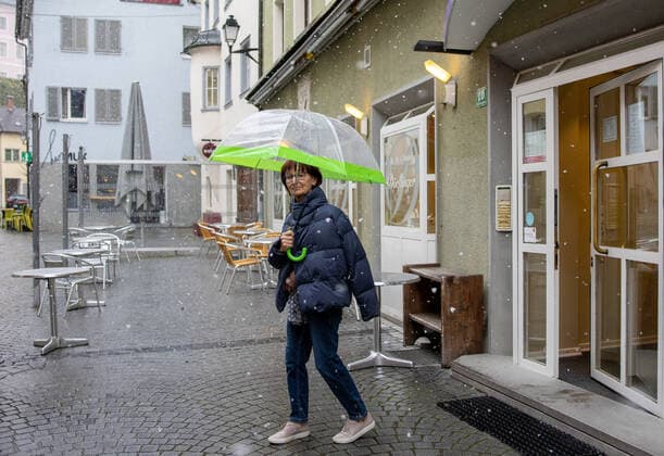 Bludenz 15.03.2021, Cafe Restaurant Dörflinger, Bludenz, AUT, Coronavirus Pandemie, Öffnungsschritte Vorarlberg, im Bild Kundin verlässt ein Cafehaus Customer leaves a cafe house. Regional opening stages in the province of Vorarlberg. Cafe Restaurant Dörflinger in Bludenz, Austria on 2021 03 15.