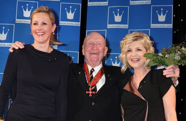 Preistragerin Bettina Wulff , Gail Halvorsen und Carmen Nebel bei der Verleihung - Goldene Erbse -2011 im Estrel Festival Center in Berlin vom Deutschen Zentrum fuer Maerchenkultur *** Award winner Bettina Wulff , Gail Halvorsen and Carmen Nebel at the award ceremony Golden Pea 2011 at the Estrel Festival Center in Berlin by the German Center for Fairy Tale Culture Copyright: xEventpressxHerrmannx