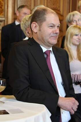 Olaf Scholz, Wolf Biermann, Buergermeister Scholz gratuliert Wolf Biermann zum 75. Geburtstag, Phoenixsaal des Rathauses Hamburg, 23.11.2011 *** Olaf Scholz, Wolf Biermann, Mayor Scholz congratulates Wolf Biermann on his 75th birthday, Phoenix Hall of the Hamburg City Hall, 23 11 2011 Copyright: xeventpress mpx