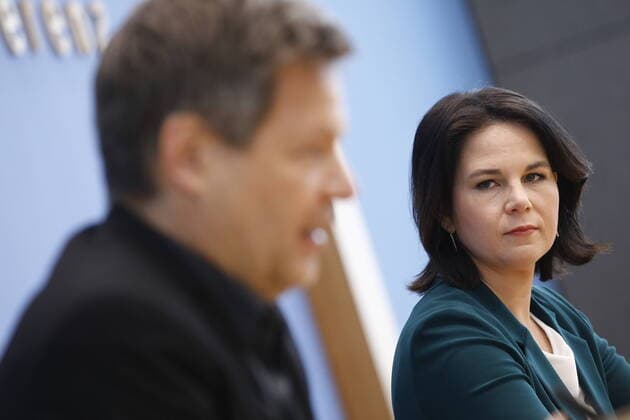 Robert Habeck, Bundesvorsitzender von BÜNDNIS 90 DIE GRÜNEN, Annalena Baerbock, Bundesvorsitzende BÜNDNIS 90 DIE GRÜNEN, Deutschland, Berlin, Bundespressekonferenz, Thema: BÜNDNIS 90 DIE GRÜNEN - Auswirkungen der Landtagswahlen in Baden-Württemberg und Rheinland-Pfalz auf die Bundespolitik