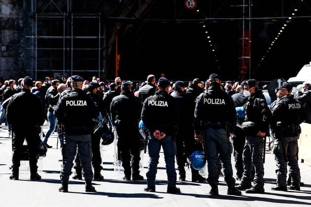 Coronavirus in Italien, Protest gegen Corona-Maßnahmen in Neapel Naples 03 15 2021 - Covid-19 - restrictive measures - protest of markets with road blocks Editorial Usage Only  Copyright: xnapolipressx xIPAx