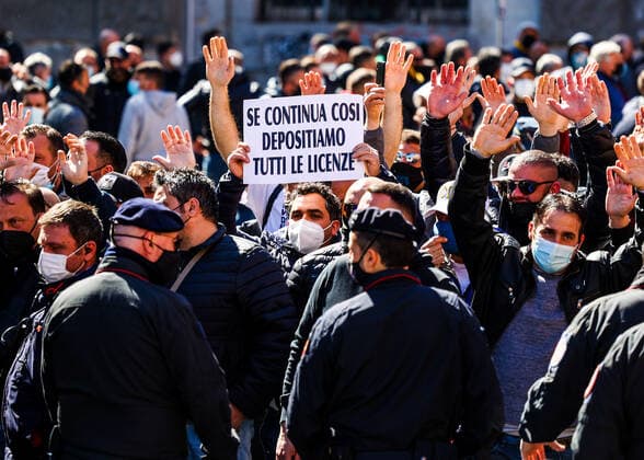Coronavirus in Italien, Protest gegen Corona-Maßnahmen in Neapel Naples 03 15 2021 - Covid-19 - restrictive measures - protest of markets with road blocks Editorial Usage Only  Copyright: xnapolipressx xIPAx