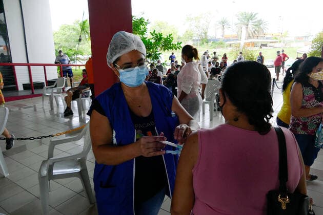 Coronavirus in Brasilien, Impfung von Senioren in Manaus MANAUS, AM - 15.03.2021: IDOSOS DE 62 ANOS SÃO VACINADOS EM MANAUS - Vaccination of the Elderly aged 62 and over in Manaus (AM), against Covid-19, this Monday morning (15), with a traditional service system and a drive-thru system, at the Centro Cultural Peoples of the Amazon. x2042890x  SandroxPereira