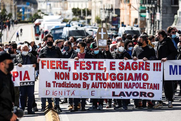 Coronavirus in Italien, Protest gegen Corona-Maßnahmen in Neapel Naples 03 15 2021 - Covid-19 - restrictive measures - protest of markets with road blocks Editorial Usage Only  Copyright: xnapolipressx xIPAx