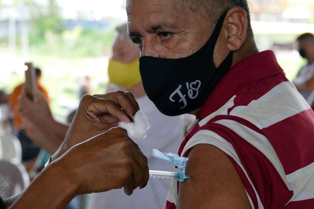 Coronavirus in Brasilien, Impfung von Senioren in Manaus MANAUS, AM - 15.03.2021: IDOSOS DE 62 ANOS SÃO VACINADOS EM MANAUS - Vaccination of the Elderly aged 62 and over in Manaus (AM), against Covid-19, this Monday morning (15), with a traditional service system and a drive-thru system, at the Centro Cultural Peoples of the Amazon. x2042899x  SandroxPereira