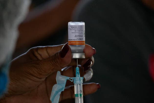Coronavirus in Brasilien, Impfung von Senioren in Manaus MANAUS, AM - 15.03.2021: IDOSOS DE 62 ANOS SÃO VACINADOS EM MANAUS - Vaccination of the Elderly aged 62 and over in Manaus (AM), against Covid-19, this Monday morning (15), with a traditional service system and a drive-thru system, at the Centro Cultural Peoples of the Amazon. x2042905x  SandroxPereira