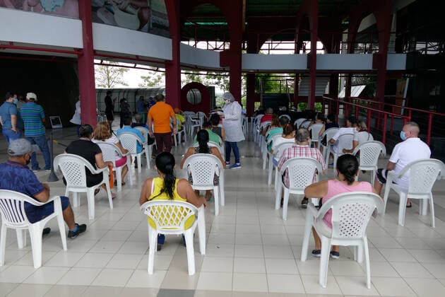 Coronavirus in Brasilien, Impfung von Senioren in Manaus MANAUS, AM - 15.03.2021: IDOSOS DE 62 ANOS SÃO VACINADOS EM MANAUS - Vaccination of the Elderly aged 62 and over in Manaus (AM), against Covid-19, this Monday morning (15), with a traditional service system and a drive-thru system, at the Centro Cultural Peoples of the Amazon. In the photo, elderly people sit and wait to pass the screening. x2042906x  SandroxPereira