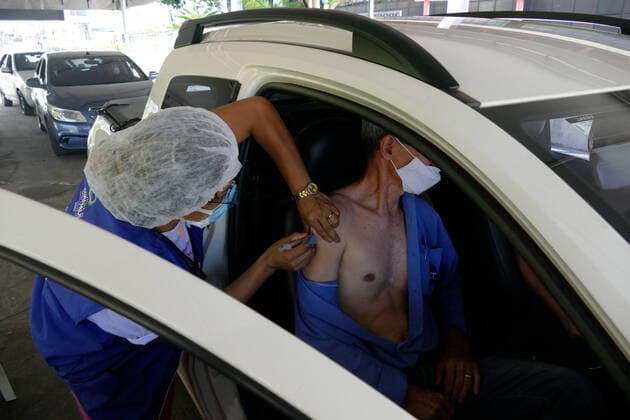 Coronavirus in Brasilien, Impfung von Senioren in Manaus MANAUS, AM - 15.03.2021: IDOSOS DE 62 ANOS SÃO VACINADOS EM MANAUS - Vaccination of the Elderly aged 62 and over in Manaus (AM), against Covid-19, this Monday morning (15), with a traditional service system and a drive-thru system, at the Centro Cultural Peoples of the Amazon. x2042909x  SandroxPereira