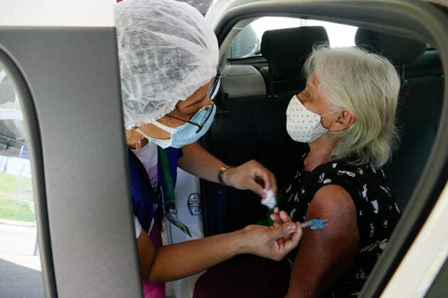 Coronavirus in Brasilien, Impfung von Senioren in Manaus MANAUS, AM - 15.03.2021: IDOSOS DE 62 ANOS SÃO VACINADOS EM MANAUS - Vaccination of the Elderly aged 62 and over in Manaus (AM), against Covid-19, this Monday morning (15), with a traditional service system and a drive-thru system, at the Centro Cultural Peoples of the Amazon. x2042911x  SandroxPereira