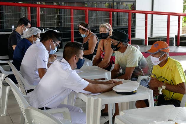 Coronavirus in Brasilien, Impfung von Senioren in Manaus MANAUS, AM - 15.03.2021: IDOSOS DE 62 ANOS SÃO VACINADOS EM MANAUS - Vaccination of the Elderly aged 62 and over in Manaus (AM), against Covid-19, this Monday morning (15), with a traditional service system and a drive-thru system, at the Centro Cultural Peoples of the Amazon. In the photo, elderly people go through the screening of documents. x2042913x  SandroxPereira
