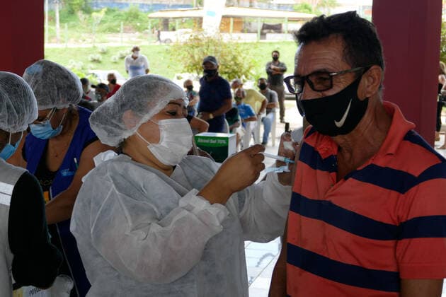 Coronavirus in Brasilien, Impfung von Senioren in Manaus MANAUS, AM - 15.03.2021: IDOSOS DE 62 ANOS SÃO VACINADOS EM MANAUS - Vaccination of the Elderly aged 62 and over in Manaus (AM), against Covid-19, this Monday morning (15), with a traditional service system and a drive-thru system, at the Centro Cultural Peoples of the Amazon. In the photo, an elderly person receives a dose of the CoronaVac vaccine. x2042916x  SandroxPereira