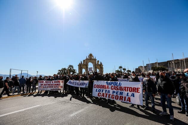 Coronavirus in Italien, Protest gegen Corona-Maßnahmen in Neapel Naples 03 15 2021 - Covid-19 - restrictive measures - protest of markets with road blocks Editorial Usage Only  Copyright: xnapolipressx xIPAx