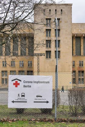 15.03.2021,Berlin,Deutschland,GER,Corona-Impfzentrum Flughafen Tempelhof (AstraZeneca)
