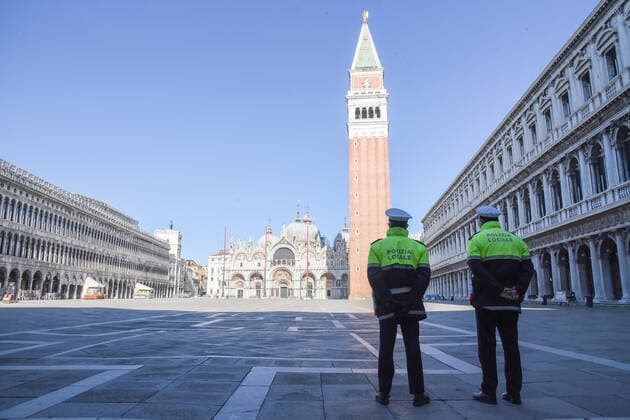 Coronavirus in Italien, Harter Lockdown in Venedig Piazza San Marco area - Local Police checks in a semi-deserted square during Venice in the Red Zone, News in Venice, Italy, March 15, 2021 Editorial Usage Only  Copyright: xLiveMedia SimonexPiccirillix xIPAx