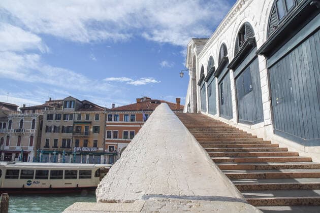 Coronavirus in Italien, Harter Lockdown in Venedig The Empty Rialto Bridge during Venice in the Red Zone, News in Venice, Italy, March 15, 2021 Editorial Usage Only  Copyright: xLiveMedia SimonexPiccirillix xIPAx